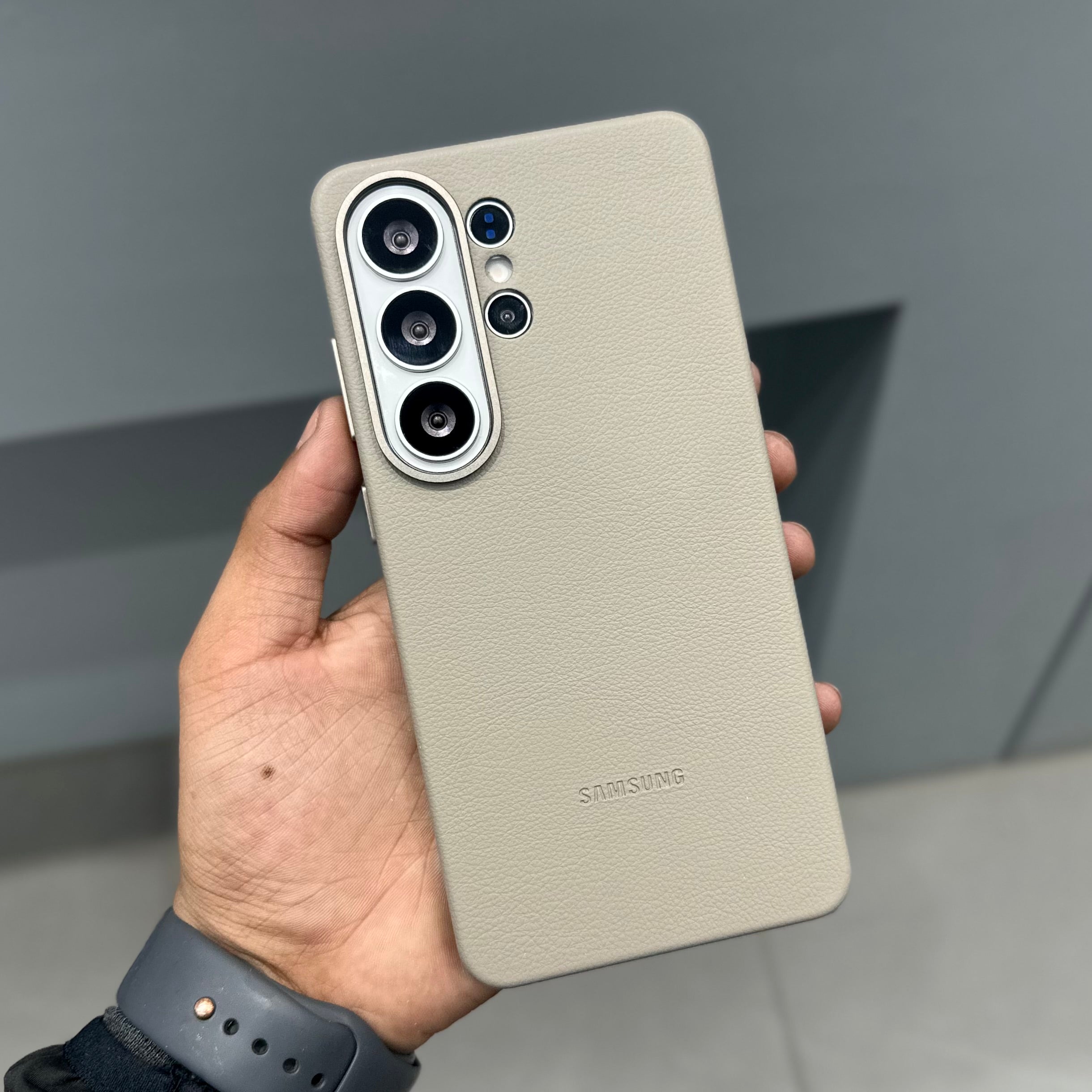 SAFFRON ELITE CASE WITH MAGSAFE - DARK GREY ( No. 2954 )