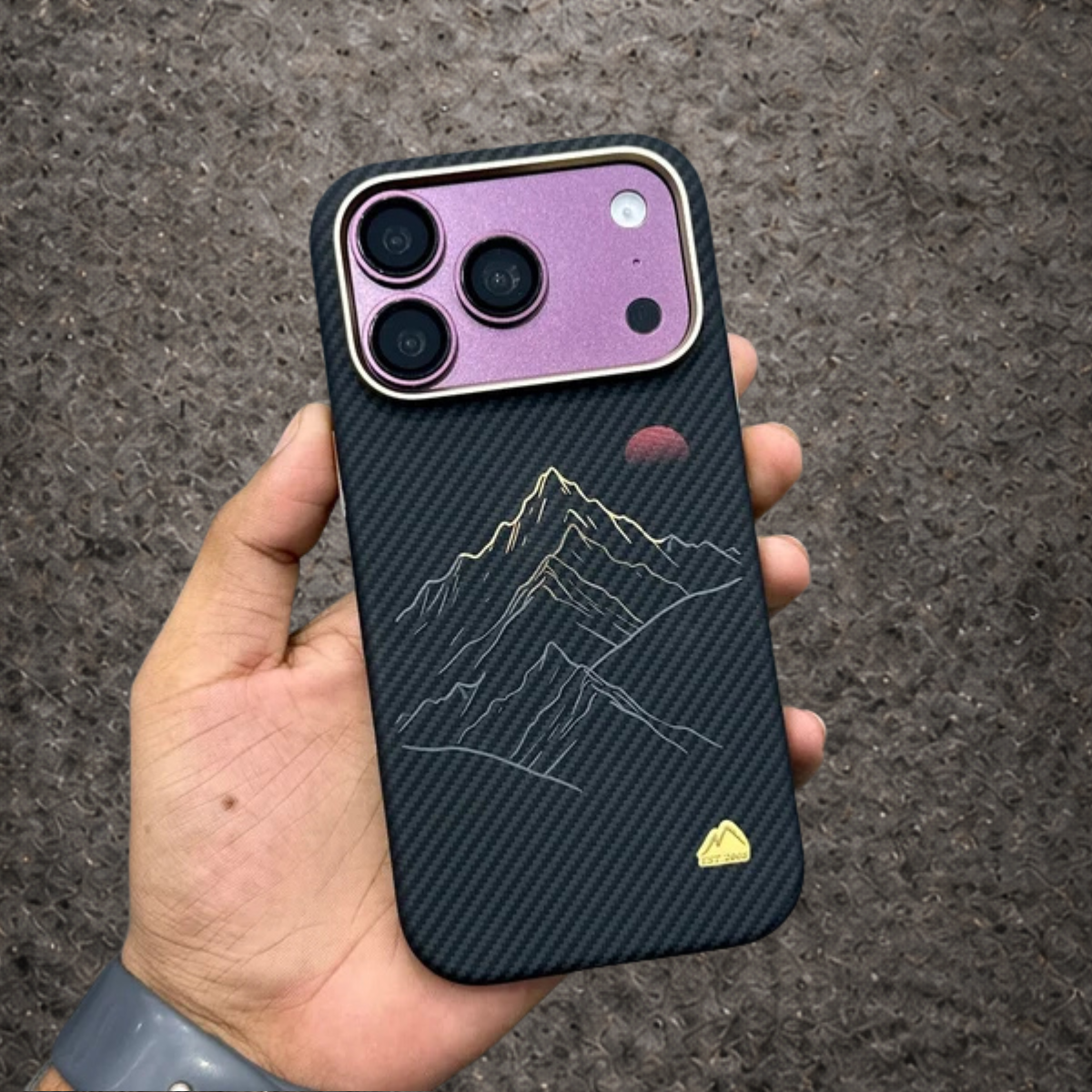 MEMUMI REAL CARBON FIBER CASE - BLACK GOLD FOR IPHONE 18 SERIES