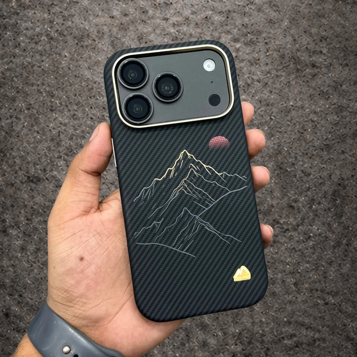 MEMUMI REAL CARBON FIBER CASE - BLACK GOLD FOR IPHONE 18 SERIES