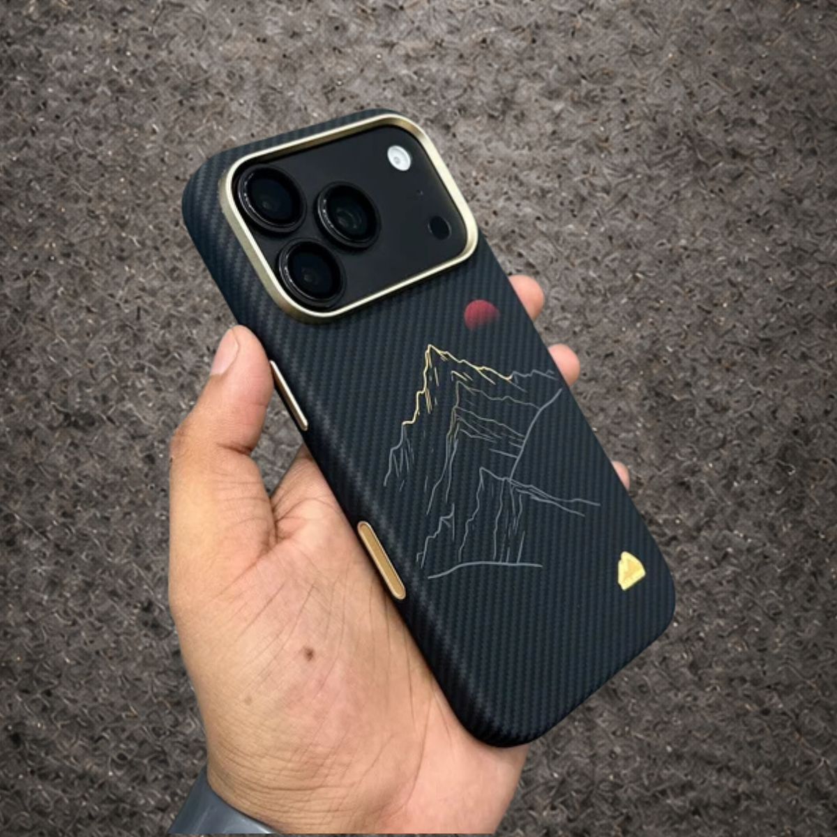 MEMUMI REAL CARBON FIBER CASE - BLACK GOLD FOR IPHONE 18 SERIES