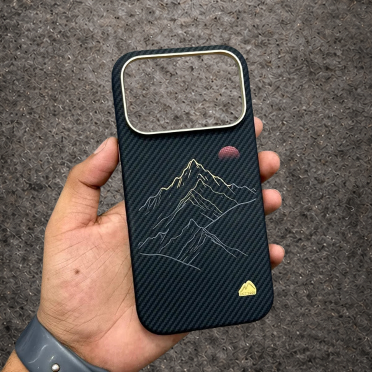 MEMUMI REAL CARBON FIBER CASE - BLACK GOLD FOR IPHONE 18 SERIES