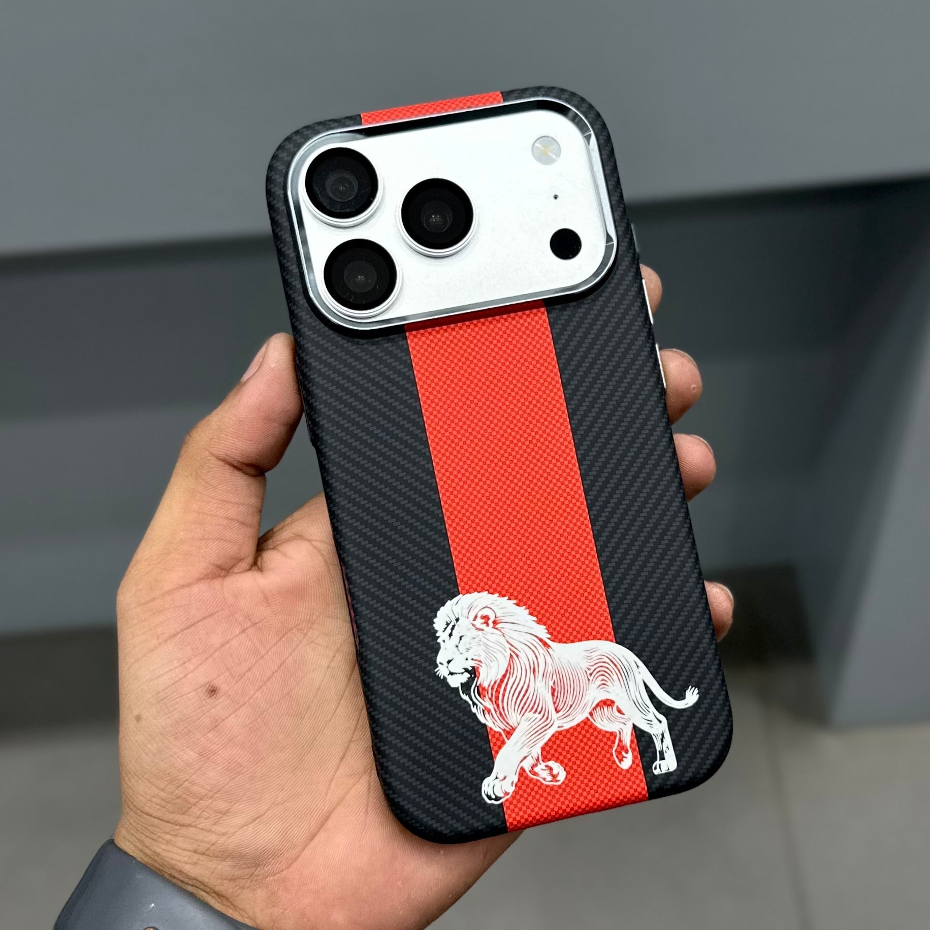 LION CARBON MAGSAFE CASE - BLACK - RED ( No. 3734 )