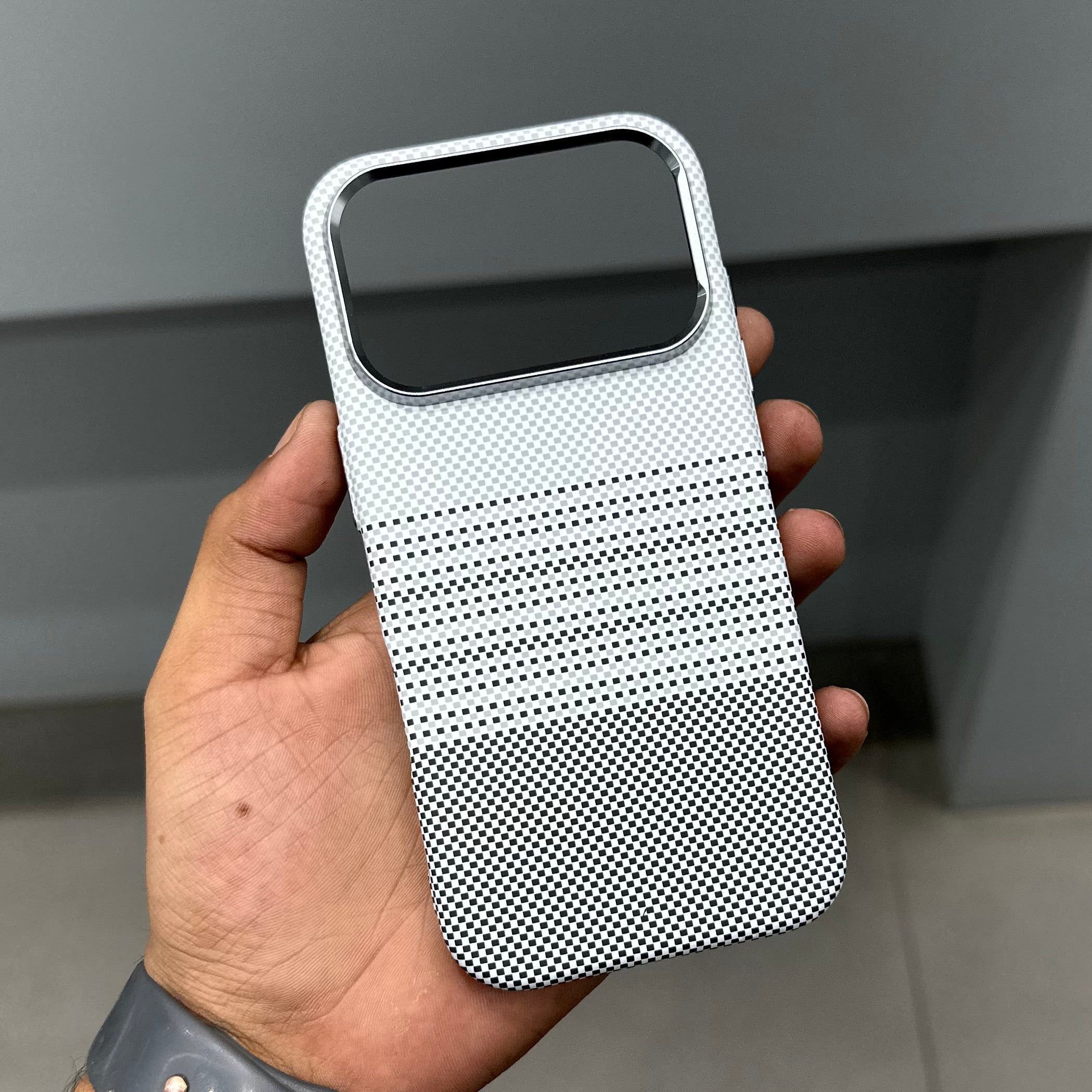 LUXO MAGSAFE CASE - SILVER STEALTH CASE ( No. 3593 )