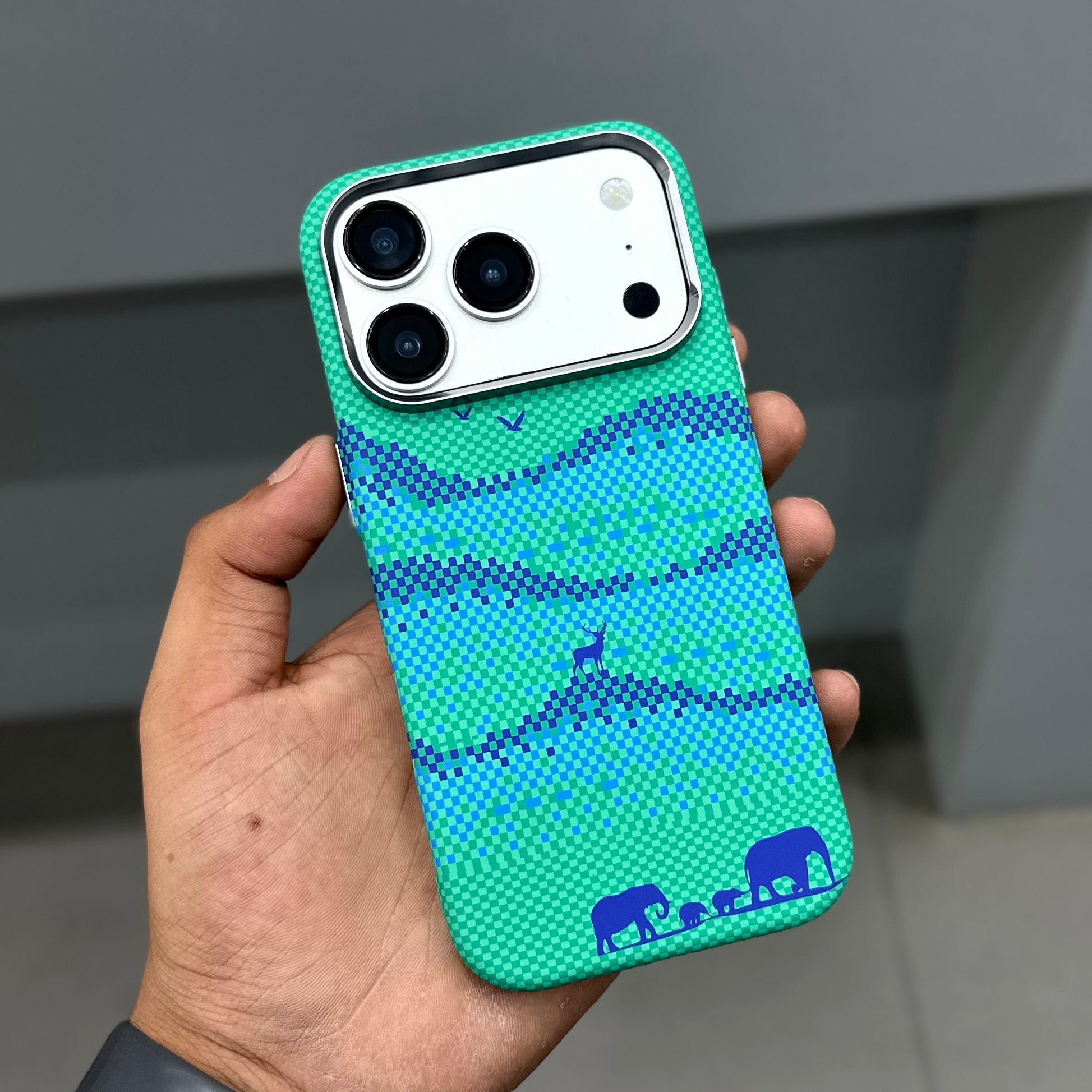 LUXO MAGSAFE CASE GREEN ANIMAL ( No. 3688 )