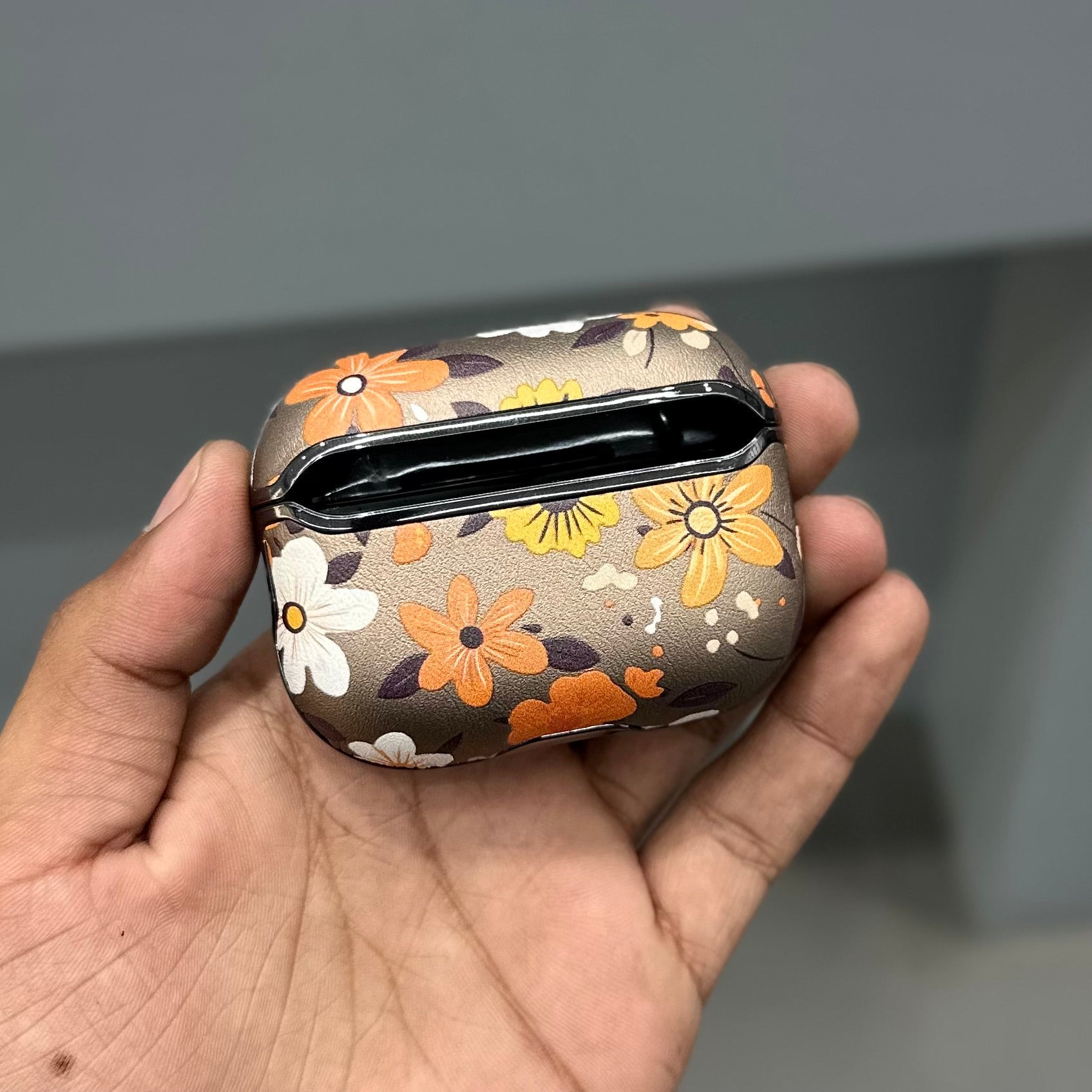 TRANZO AIRPODS CASE - BROWN ( No. 3394 )