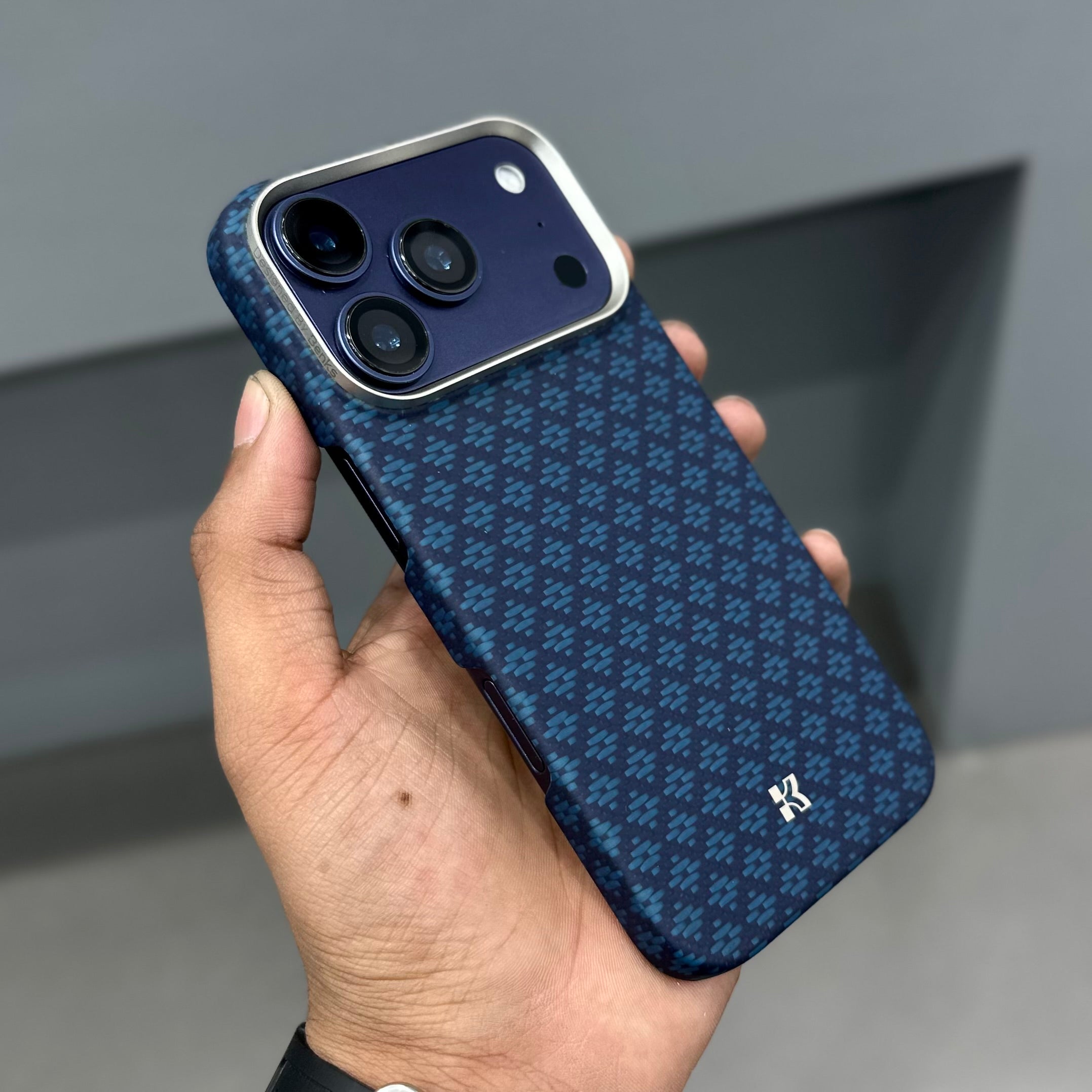 BENKS ARMOR GRID REAL CARBON CASE MAGSAFE - BLUE ( No. 2833 )