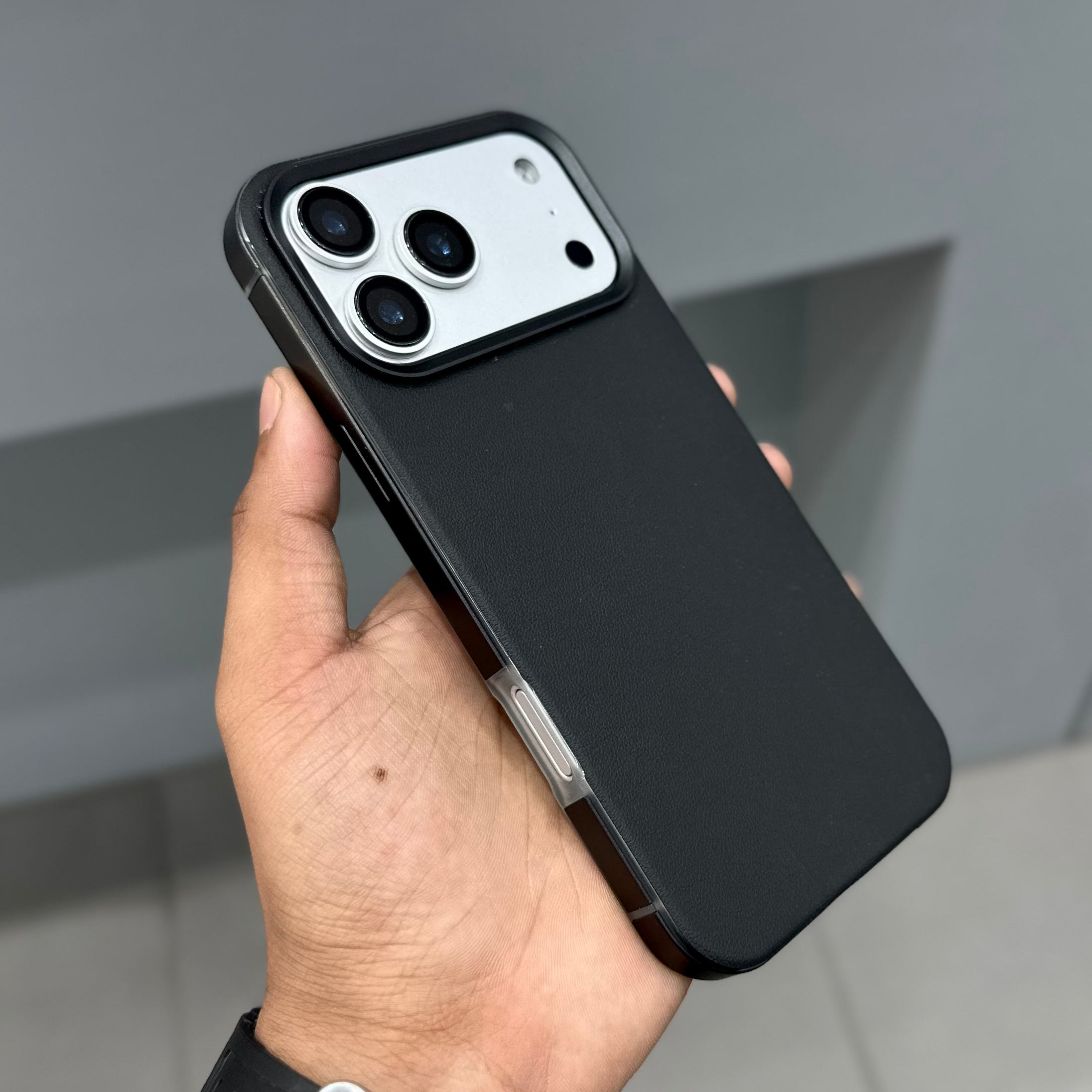 MOVENCHY SIDE METAL CASE MAGSAFE - BLACK ( No. 2774 )