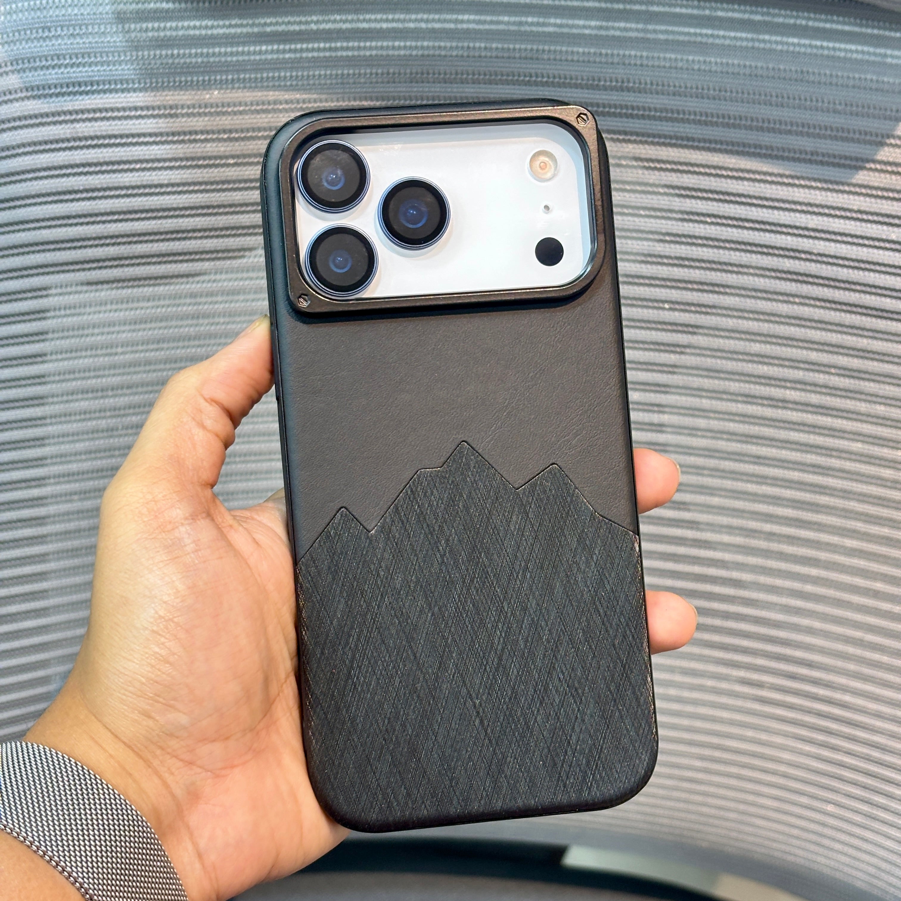 Protective Apple iPhone Back Cover - Foiluxe Leather Gloss iPhone 17 Pro Case