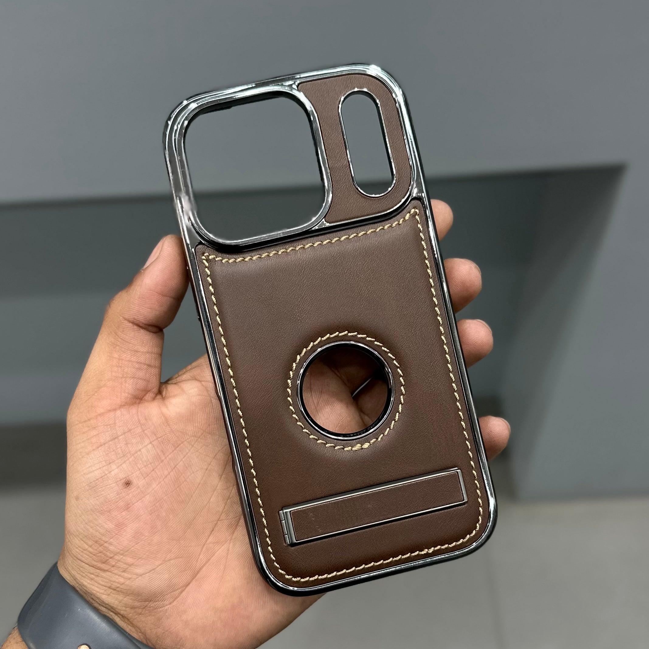 ICON LUXURIOUS WITH STAND-BROWN ( No. 3202 )