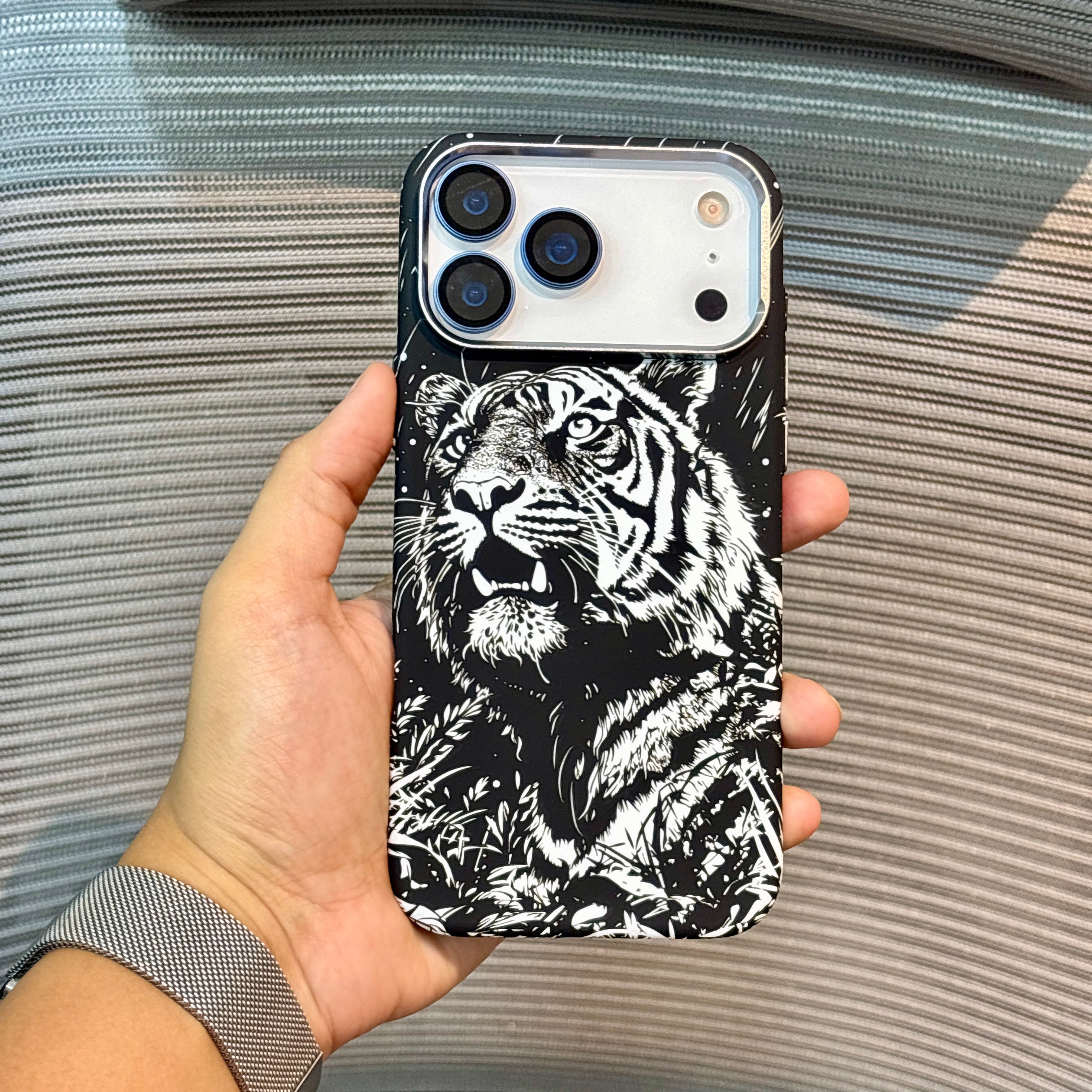 Protective Apple iPhone Back Cover - Carbonique MagSafe iPhone 17 Case