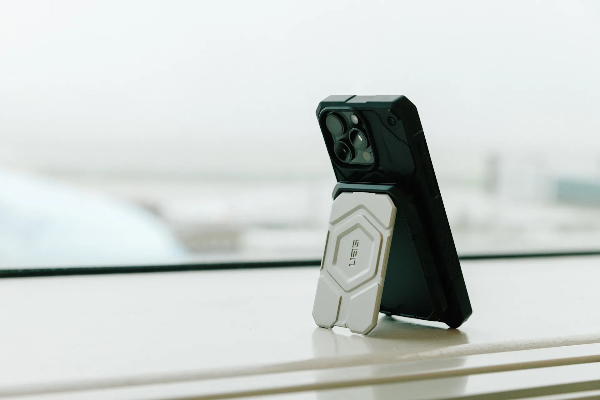 MagFort Wallet Stand