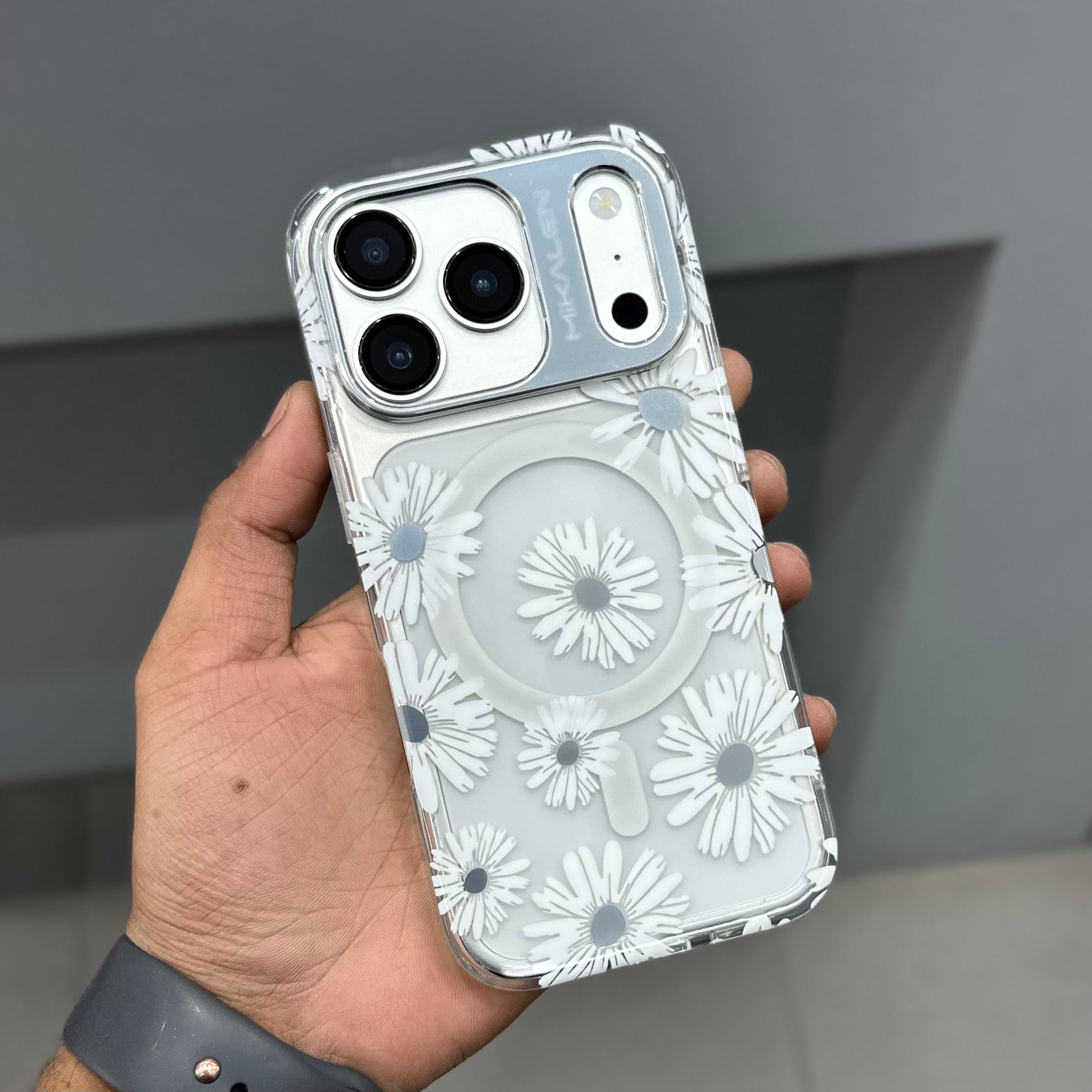 MIKALEN FLOWER MAGSAFE - SILVER ( No. 3064 ) Mobile Case by CoverMeUp