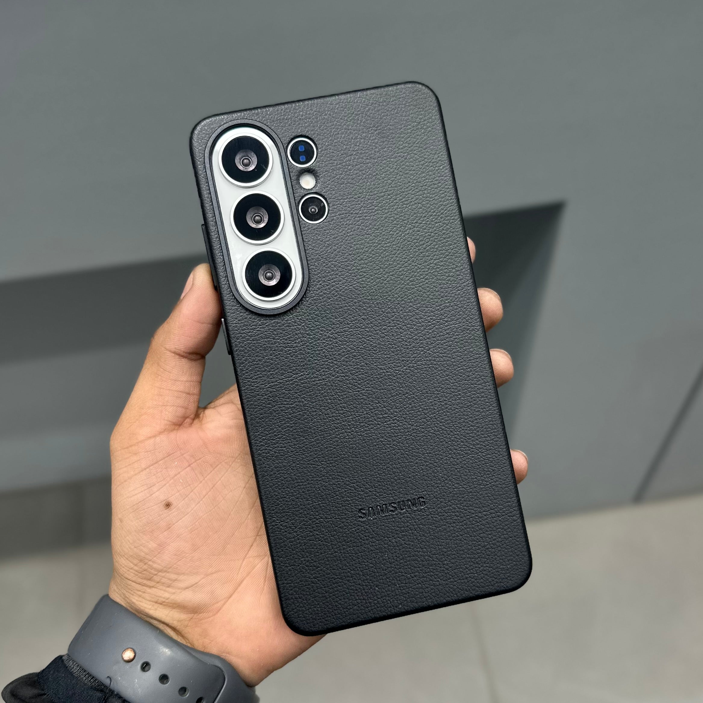 SAFFRON ELITE CASE WITH MAGSAFE - BLACK ( No. 2952 )