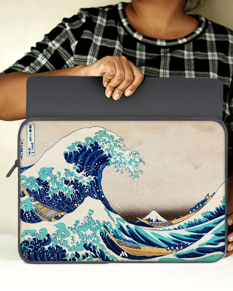 The Great Wave off Kanagawa [Katsushika Hokusai] MacBook / Laptop-Sleeve Mobile Case by CoverMeUp - Style 85