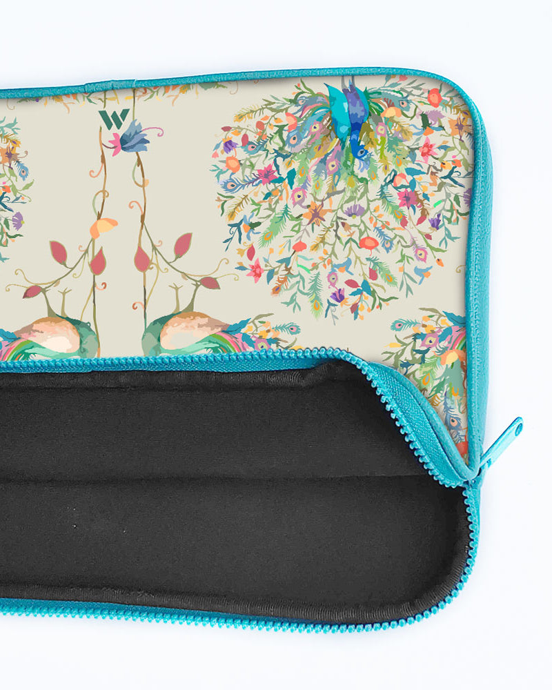 Peacock Fidelity MacBook / Laptop-Sleeve Mobile Case by CoverMeUp - Style 32