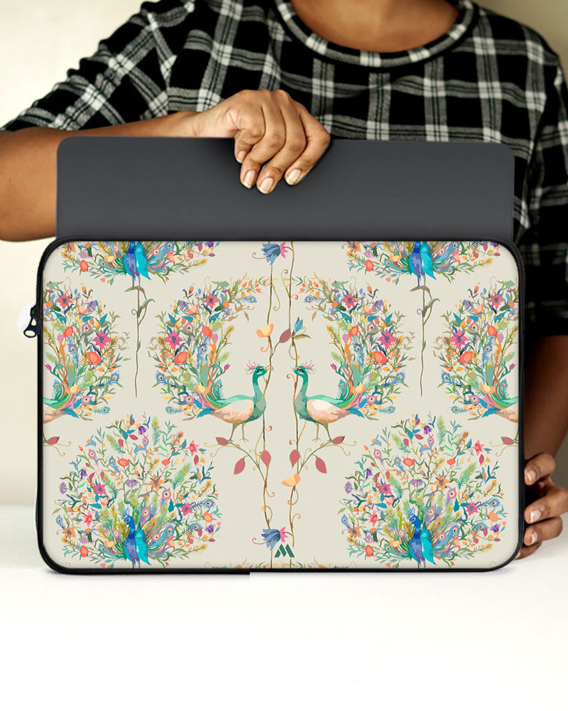 Peacock Fidelity MacBook / Laptop-Sleeve Mobile Case by CoverMeUp - Style 54