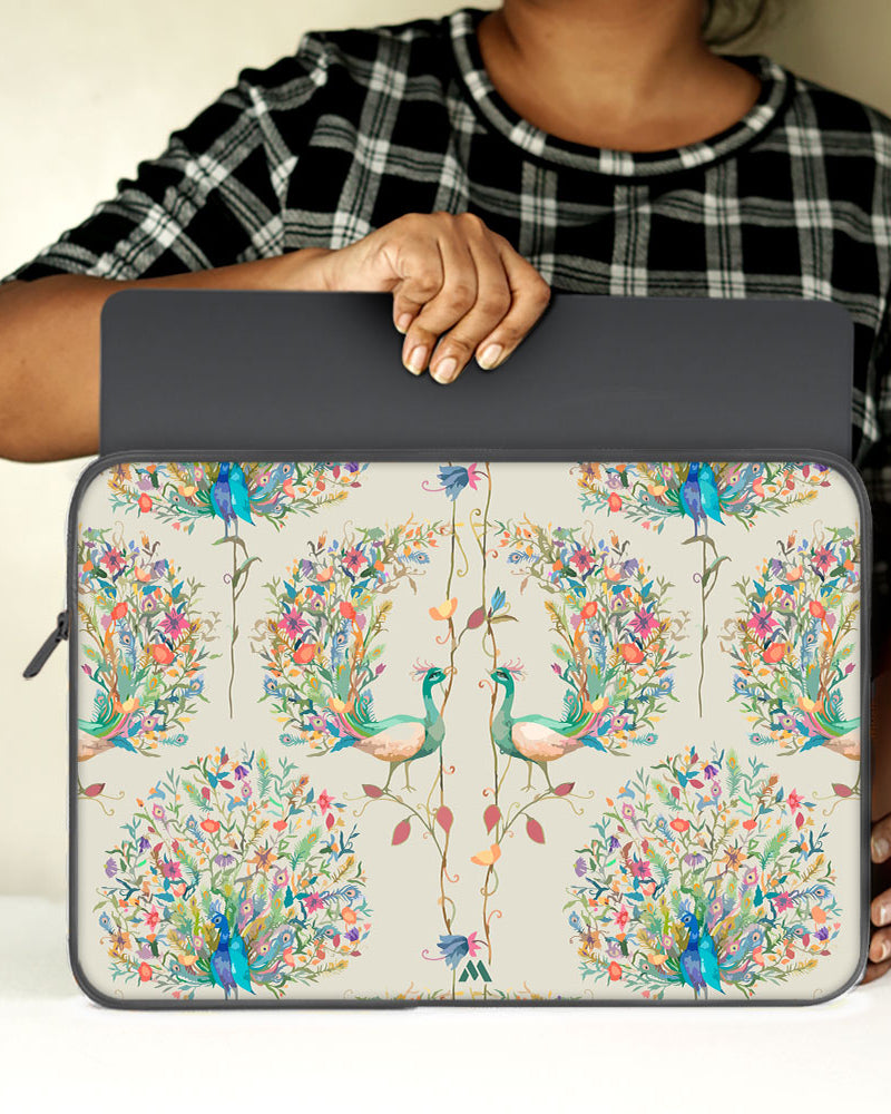 Peacock Fidelity MacBook / Laptop-Sleeve Mobile Case by CoverMeUp - Style 110