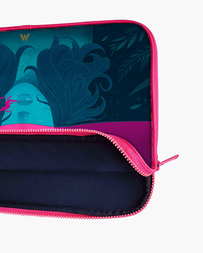 Under the Surface MacBook / Laptop-Sleeve Mobile Case by CoverMeUp - Style 35