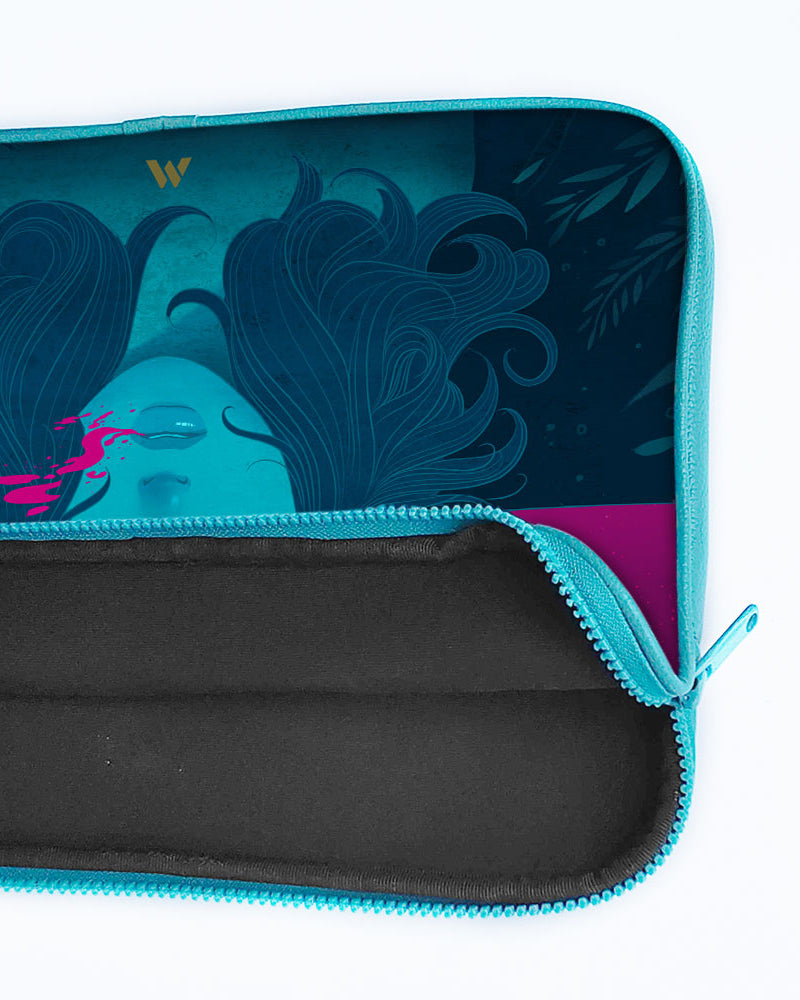 Under the Surface MacBook / Laptop-Sleeve Mobile Case by CoverMeUp - Style 84