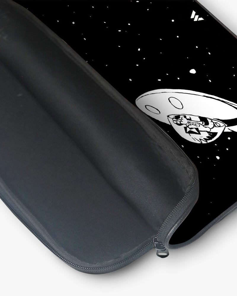 Calvin as Spaceman Spiff MacBook / Laptop-Sleeve Mobile Case by CoverMeUp - Style 24
