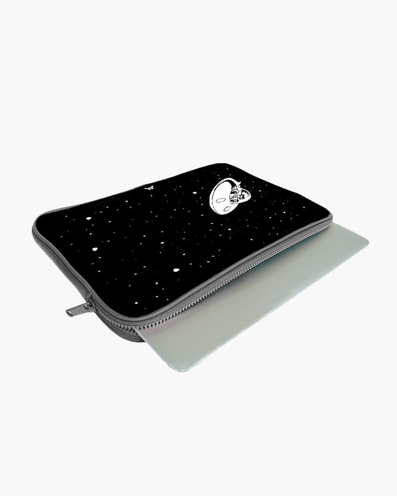 Calvin as Spaceman Spiff MacBook / Laptop-Sleeve Mobile Case by CoverMeUp - Style 51