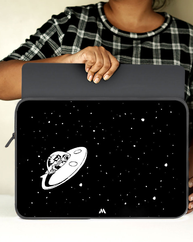 Calvin as Spaceman Spiff MacBook / Laptop-Sleeve Mobile Case by CoverMeUp - Style 60