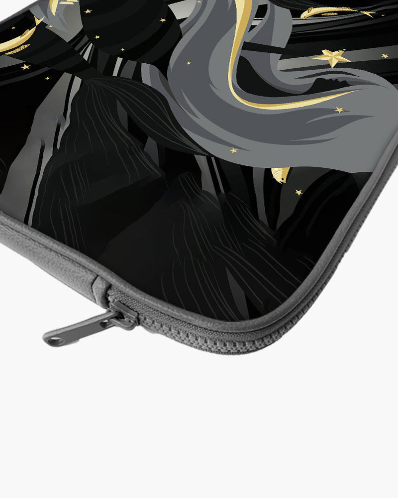 Lady Sunset MacBook / Laptop-Sleeve Mobile Case by CoverMeUp - Style 10