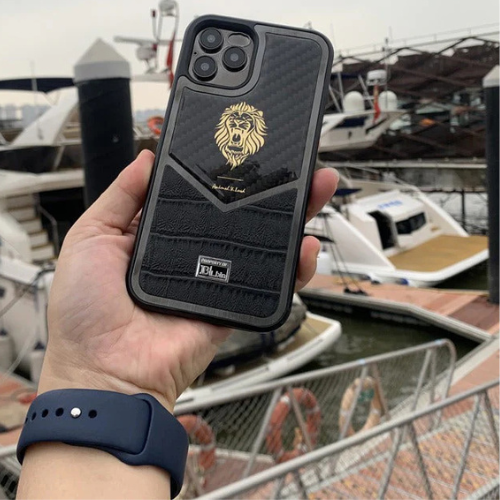 Luxury Lion Carbon Fiber Case with Crocodile Texture & Gold Detailing for Samsung Galaxy S23 Ultra