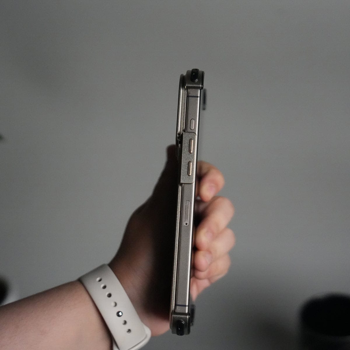 iPhone 17 Pro max 9-Shaped Frameless Metal Bumper Case with Hidden Lens Stand | Shockproof Aviation-Grade Alloy Frame