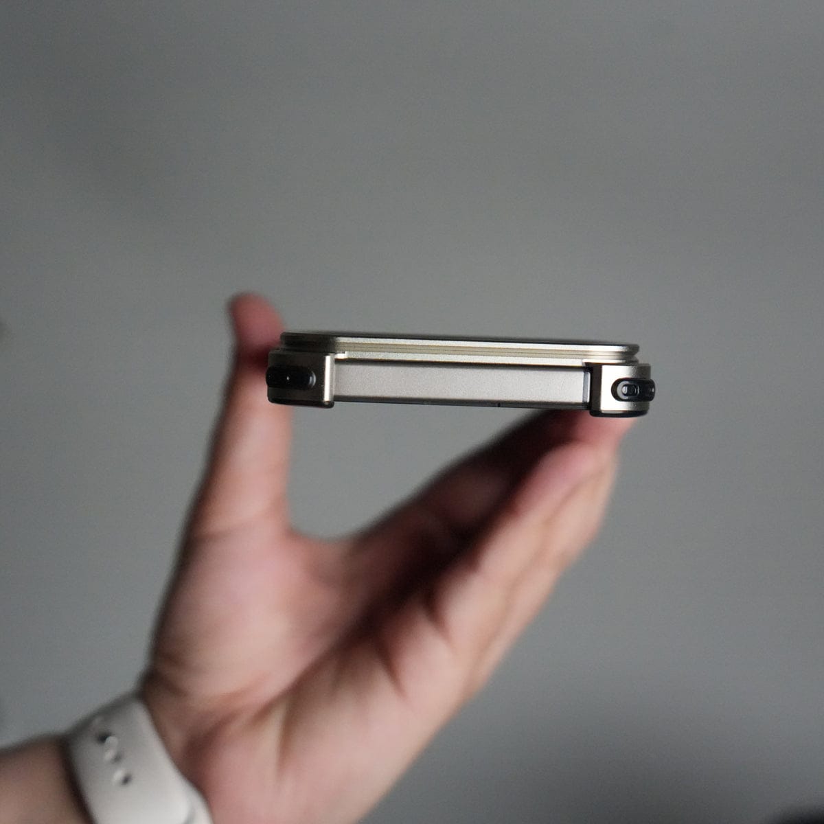 iPhone 17 Pro max 9-Shaped Frameless Metal Bumper Case with Hidden Lens Stand | Shockproof Aviation-Grade Alloy Frame