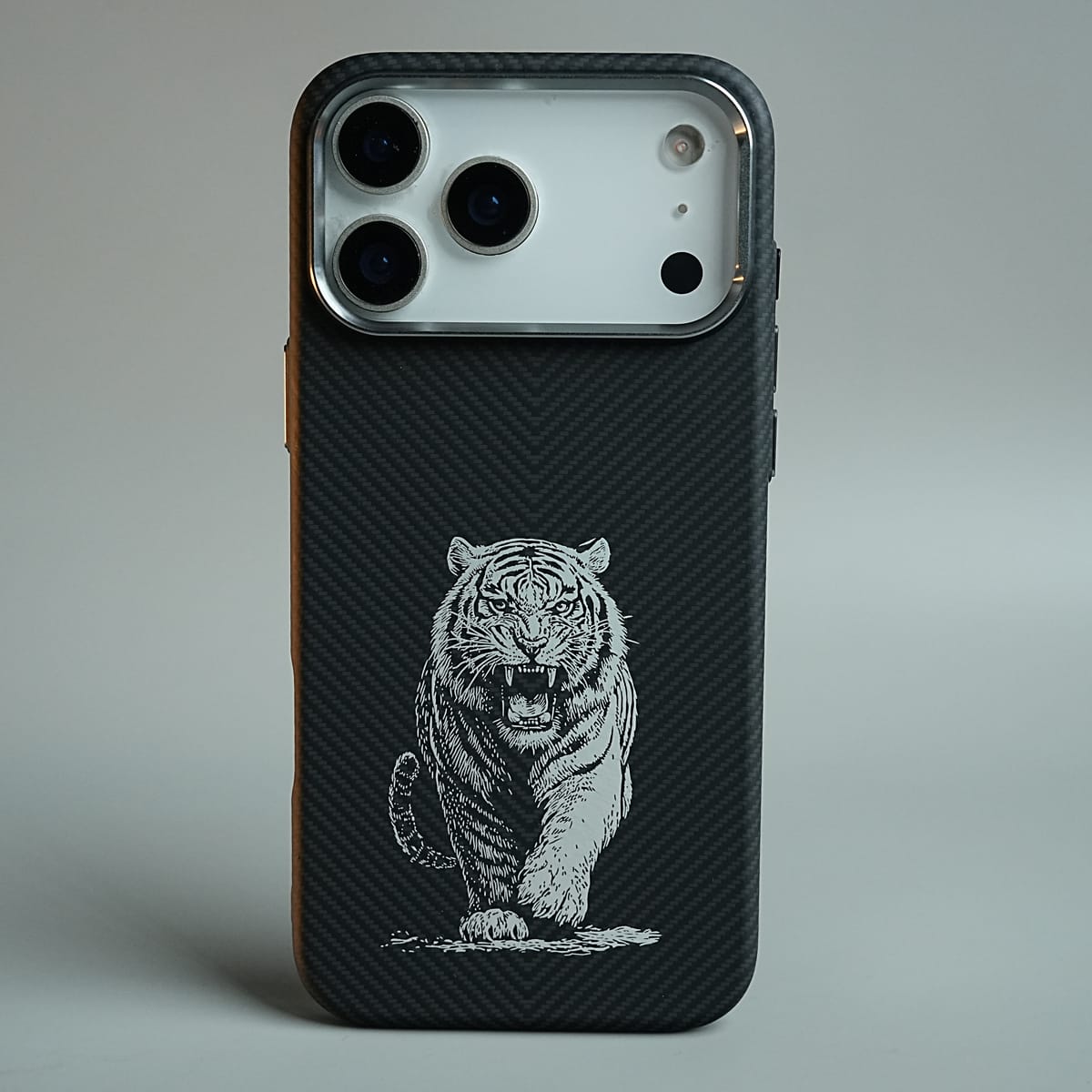iPhone 17 Series Premium Aramid Fiber Tiger Magnetic Case
