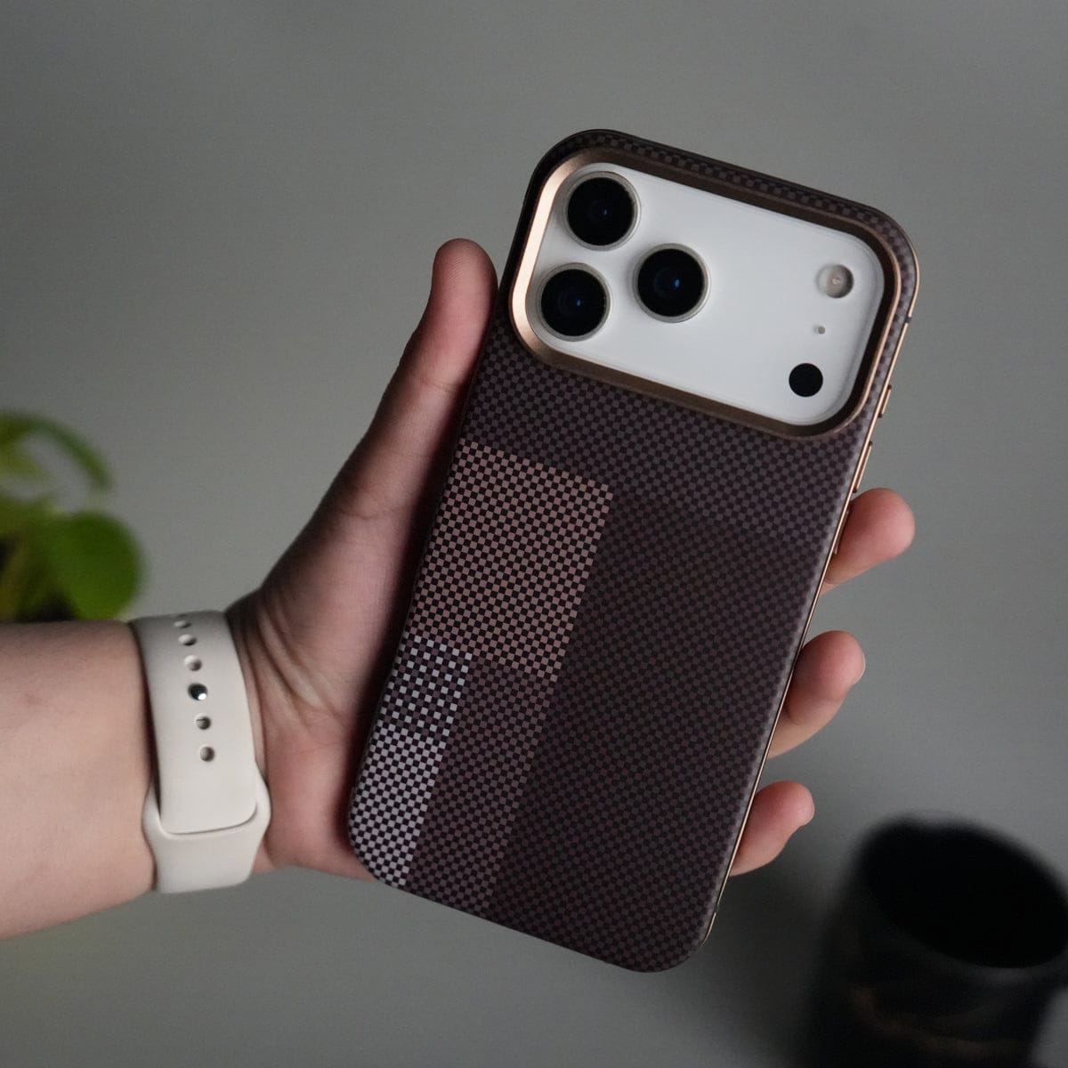 iPhone 17 Pro Max Carbon Fiber Texture Design Side Bumper MagSafe Case Cover