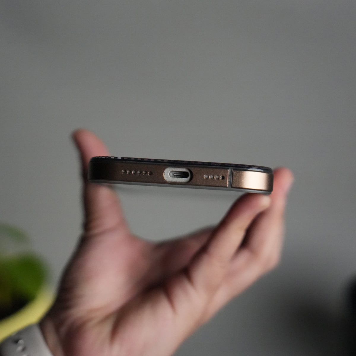 iPhone 17 Pro Max Carbon Fiber Texture Design Side Bumper MagSafe Case Cover