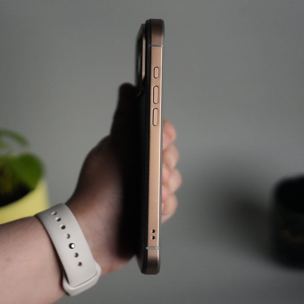 iPhone 17 Pro Max Carbon Fiber Texture Design Side Bumper MagSafe Case Cover