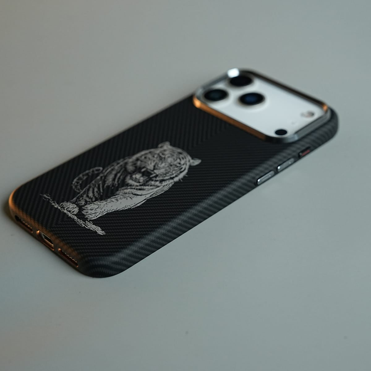 iPhone 17 Series Premium Aramid Fiber Tiger Magnetic Case