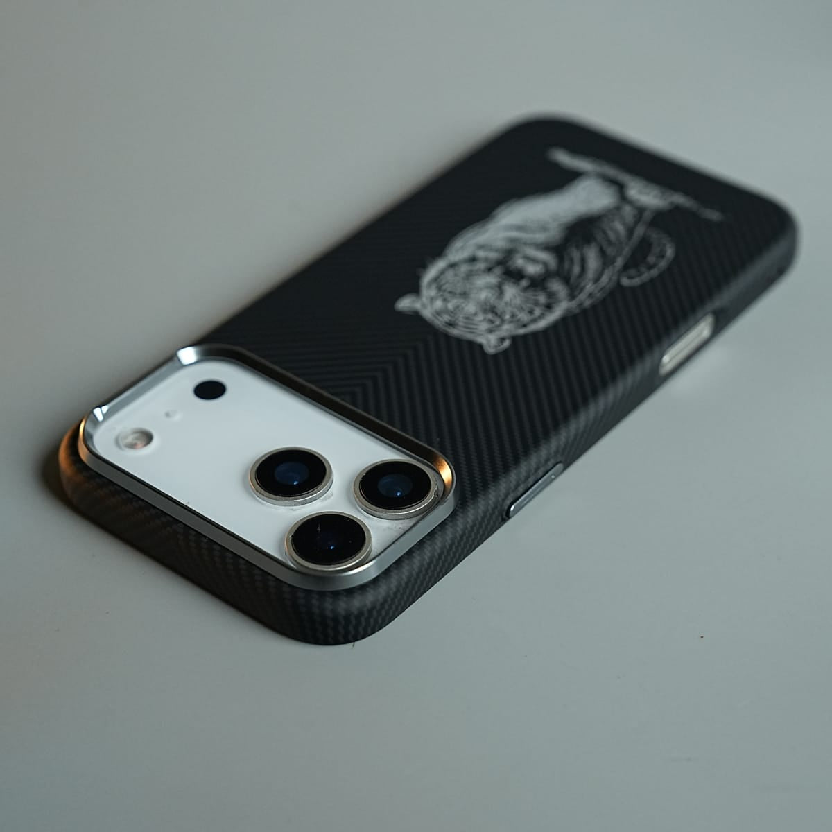 iPhone 17 Series Premium Aramid Fiber Tiger Magnetic Case