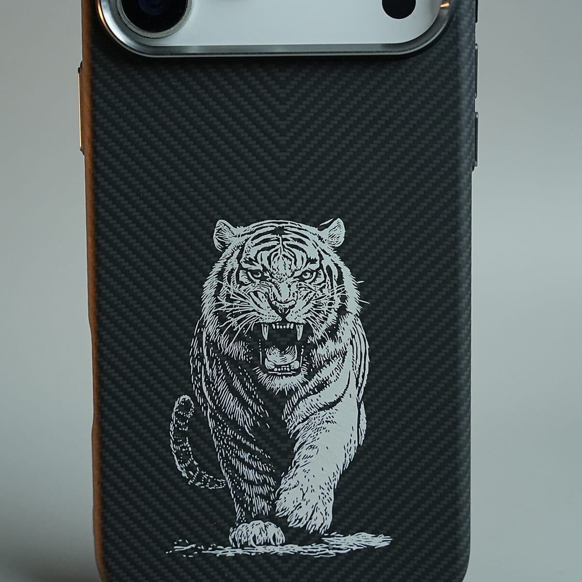iPhone 17 Series Premium Aramid Fiber Tiger Magnetic Case