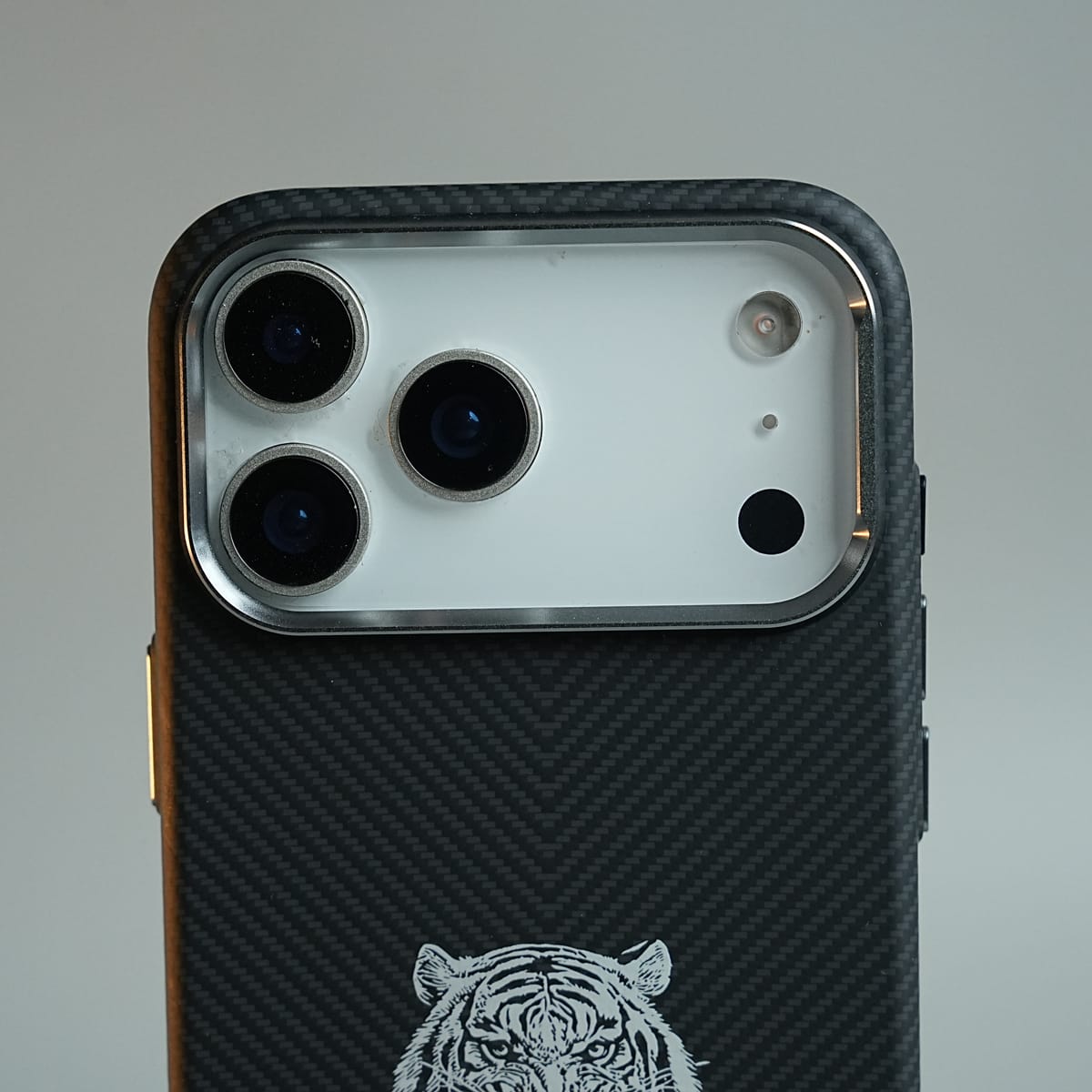 iPhone 17 Series Premium Aramid Fiber Tiger Magnetic Case