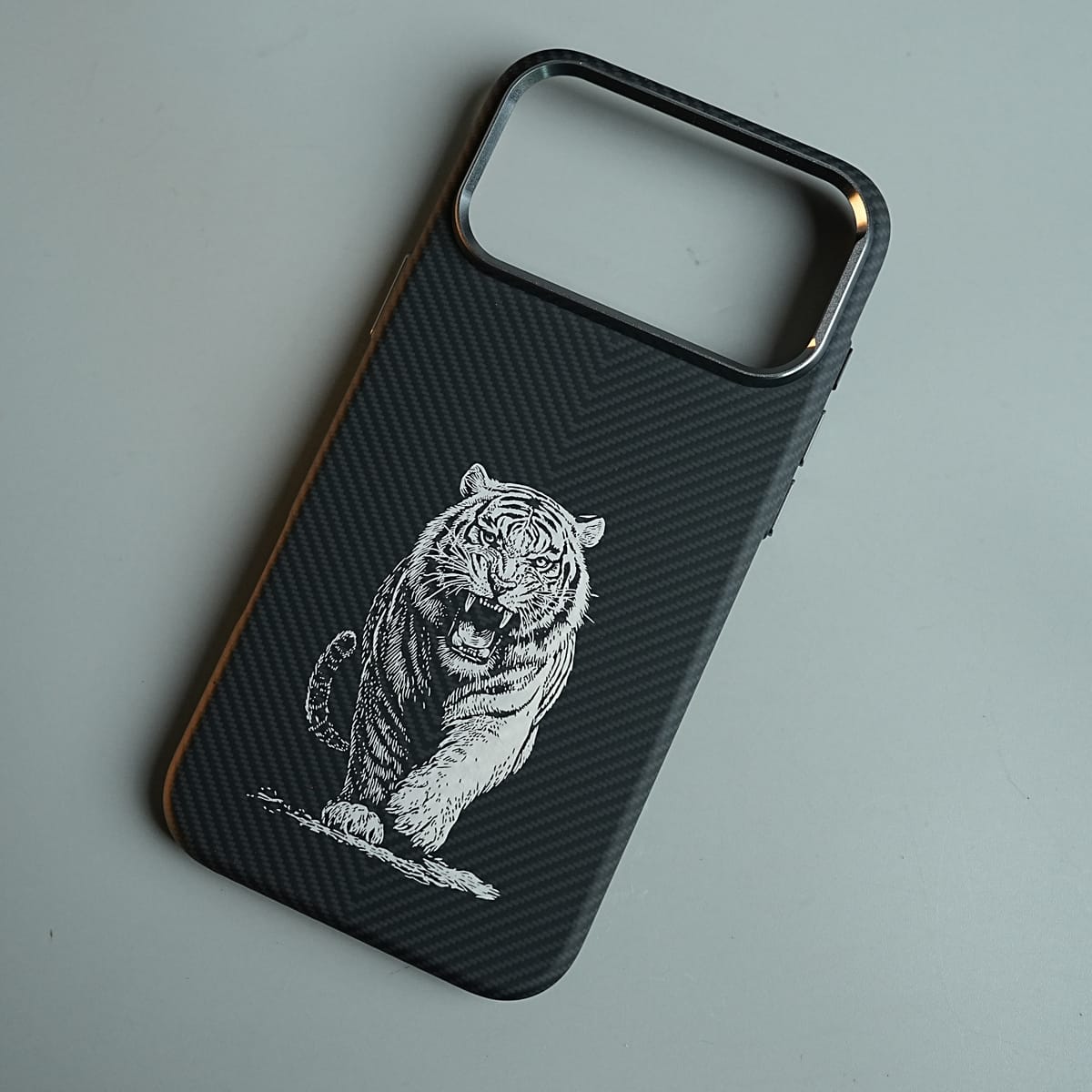 iPhone 17 Series Premium Aramid Fiber Tiger Magnetic Case
